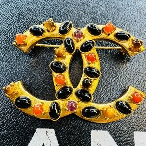 CHANEL VINTAGE GRIPOIX BROOCH (LIVE SHOWING)